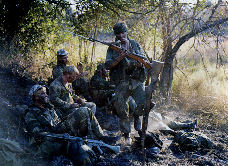 Мозамбик, 29 апреля 1979 года. Десантники Легкой пехоты ожидают вертолетов для убытия в Родезию. Тони Янг изучает трофейный карабин.