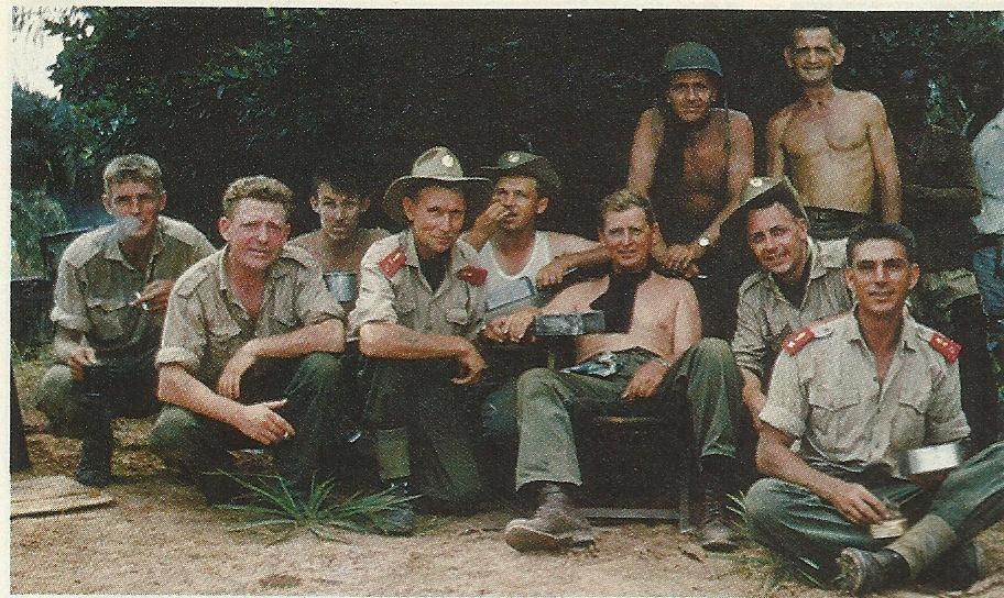 Пвето (Pweto), Катанга. 4 Commando отдыхают после тяжелой ночи... в баре. Фото из журнала Солдат удачи (Soldier of fortune), ноябрь 1985
