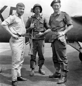 Майор Хоар, сержант Грант и неизвестный пилот не аэродроме Альбертвиля после операции.